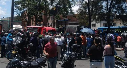 Gente después del tiroteo en Bogotá, sobre la avenida Primero de Mayo en el que quedaron tres personas heridas.