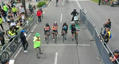 Foto de ciclistas, en nota cómo saber qué talla en bicicleta es alguien, con tabla de medidas, pasos y más