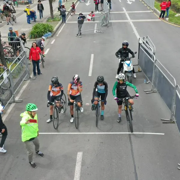 Foto de ciclistas, en nota cómo saber qué talla en bicicleta es alguien, con tabla de medidas, pasos y más