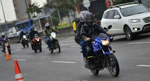 Motociclistas en Colombia pueden recibir multa de tránsito de $1'300.000 por picar moto en los semáforos y conducir así en las calles.