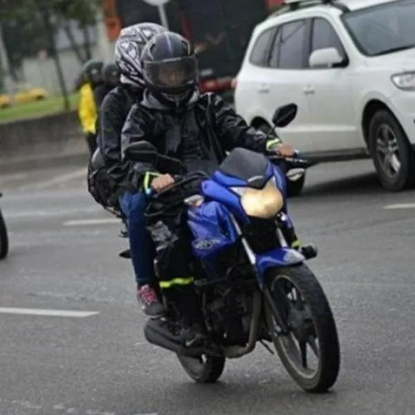 Motociclistas en Colombia pueden recibir multa de tránsito de $1'300.000 por picar moto en los semáforos y conducir así en las calles.