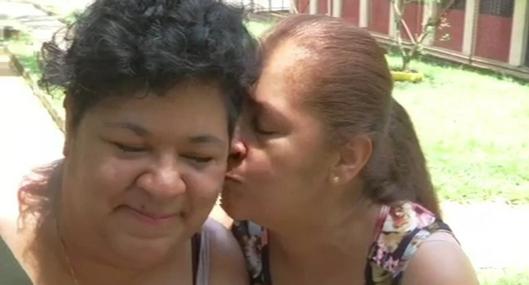 Colombiana se reencuentra con su familia 39 años después de ser adoptada en Suecia