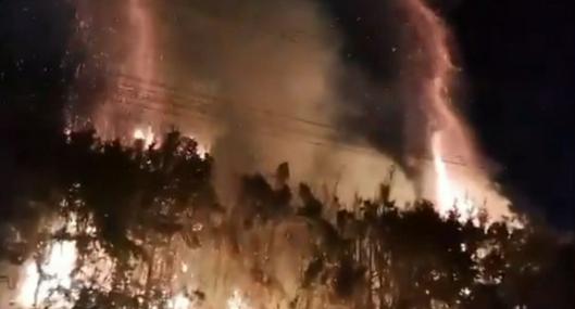 Grave incendio junto a la clínica Corpas en Bogotá. 