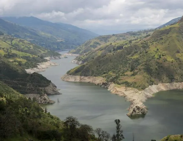 Apagones nocturnos en Ecuador ‘podrían extenderse aún más’, advierte experto en energía