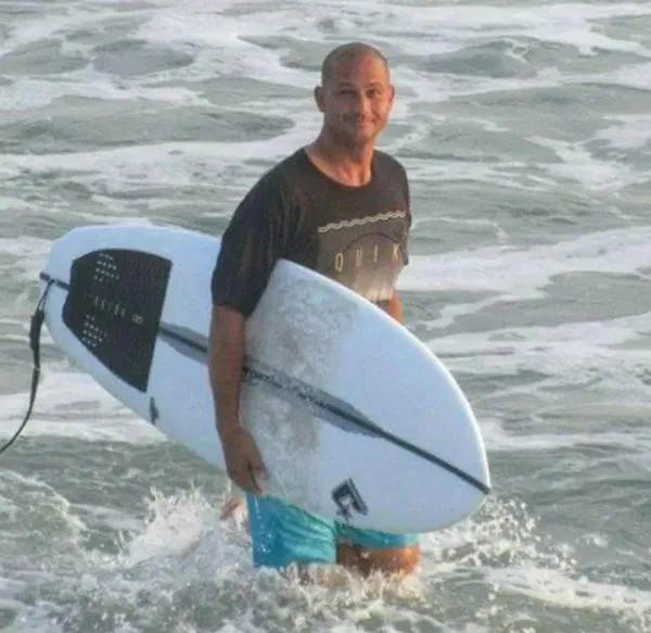 Jorge Alvarado, famoso surfista, murió tras sufrir accidente en el mar: qué pasó