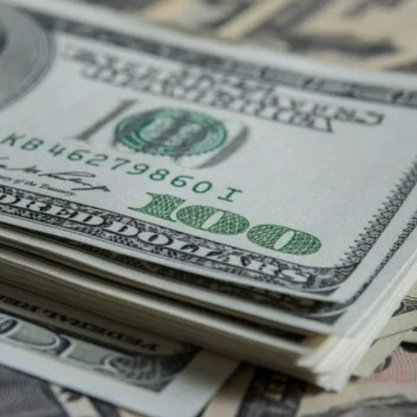 Leve alza del dólar en Colombia luego de recorte de tasas de interés de EE. UU.