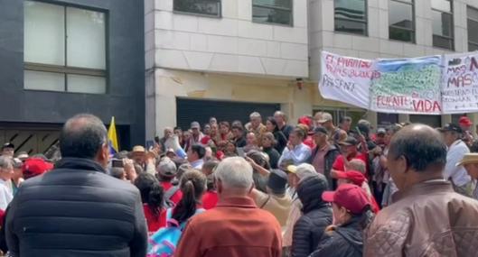 Se armó caos en el Parque de la 93, en Bogotá, por sorpresiva protesta que hay contra la empresa Enel y sus cobros. Trancón es bien largo. 