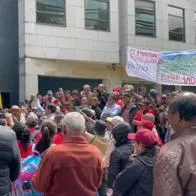 Se armó caos en el Parque de la 93, en Bogotá, por sorpresiva protesta que hay contra la empresa Enel y sus cobros. Trancón es bien largo. 