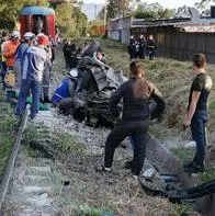 Nuevo accidente con el Tren de la Sabana, embistió un carro y una persona quedó atrapada