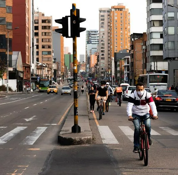 ¿De cuánto es la multa para ciclistas por transitar por la derecha de la vía? 