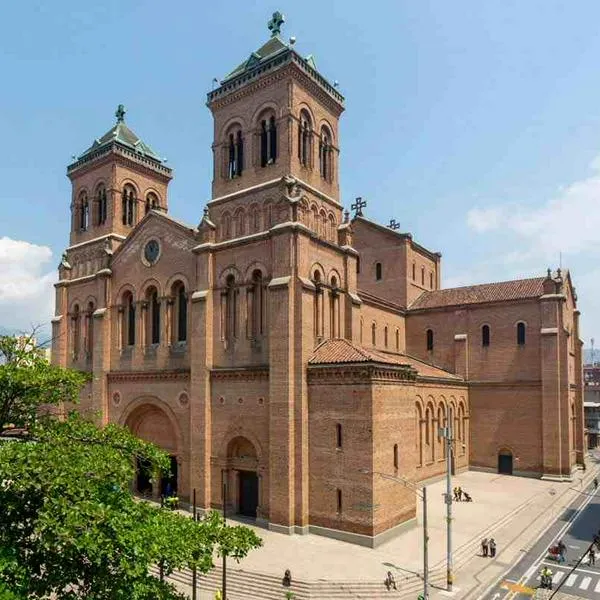 Foto de Basílica Metropolitana de Medellín, en nota de cuál es la iglesia más grande de Colombia y del mundo en adobe cocido, con museo