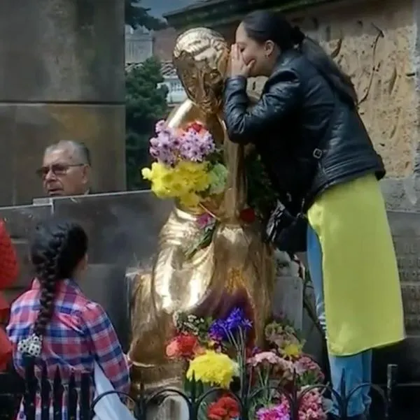 Ritual con cerveza en tumba de Cementerio Central, en Bogotá, para pedir trabajo