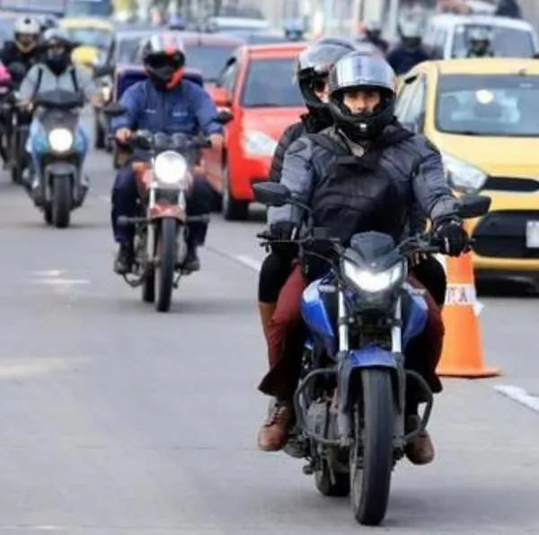Soat en Colombia: proyecto propone que los conductores de carros y motos lo paguen a cuotas y sin intereses, sin usar tarjetas de crédito.