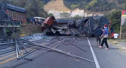 Colisión de vehículos de carga bloqueó paso de la vía Panamericana