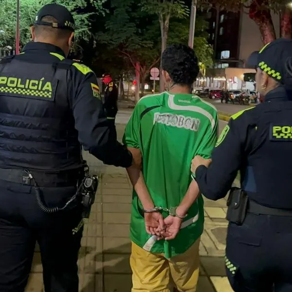 Policía de Bucaramanga capturó a un ladrón que había acabado de robar el celular a una mujer en el barrio San Martín. Tenía un cuchillo.