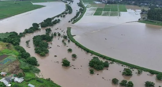 En Japón ordenaron evacuaron de 30.000 personas este sábado por inundaciones