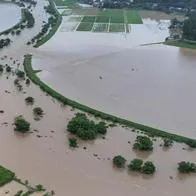 En Japón ordenaron evacuaron de 30.000 personas este sábado por inundaciones