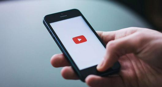 Foto de celular, en nota de que YouTube anunció cuándo hará cambio importante con planes desde noviembre de 2024