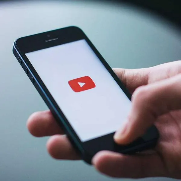 Foto de celular, en nota de que YouTube anunció cuándo hará cambio importante con planes desde noviembre de 2024