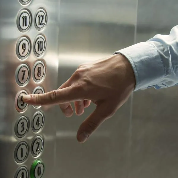 ¿El propietario del primer piso debe pagar por el ascensor? Ley colombiana aclara