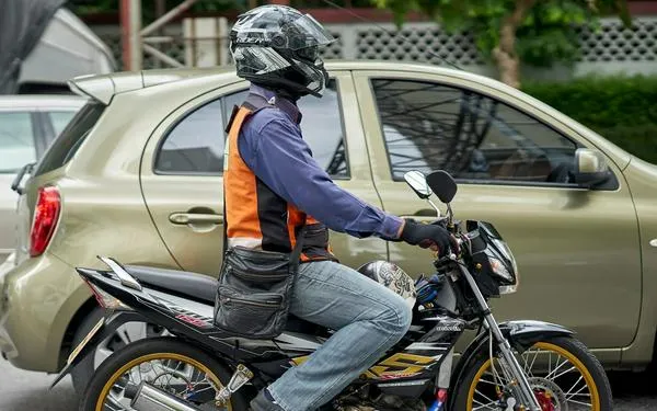 Carros y motos en Bogotá son advertidos por rechazo de vehículos en los CDA.