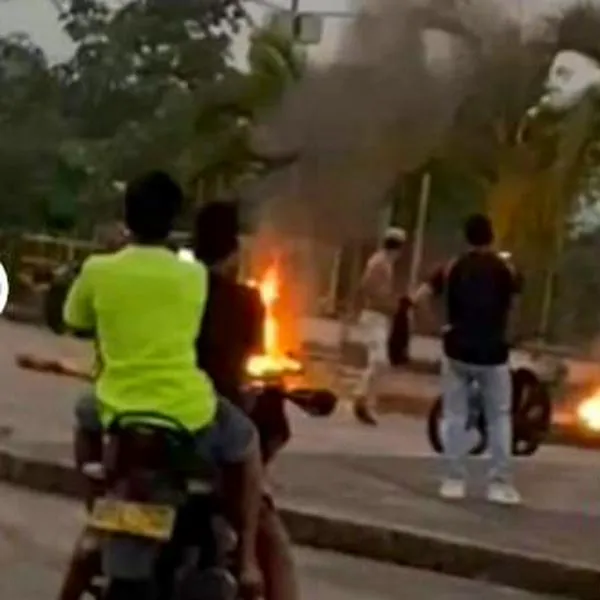 ¿Justo o exagerado? Le quemaron las motos a jóvenes que practicaban stunt: ya los habían regañado 