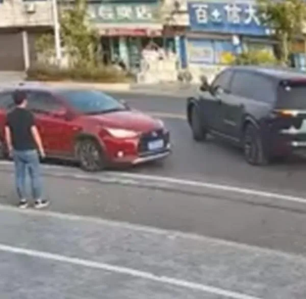 Curioso video de camioneta que maneja sola.