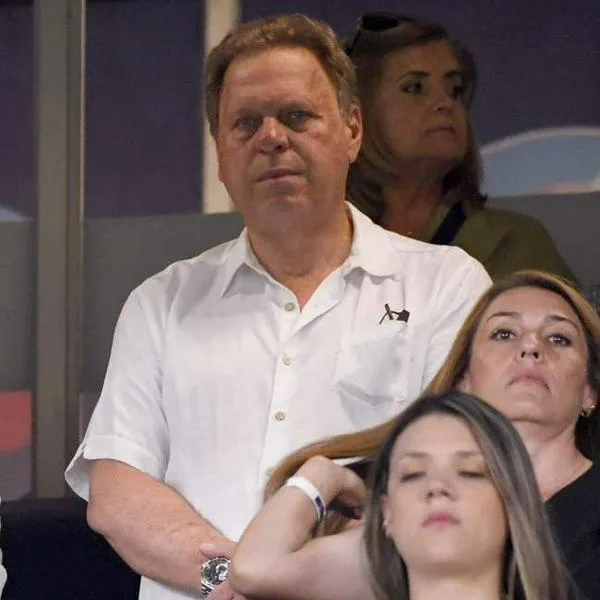 Foto de Ramón Jesurun y presidente de Fifa, en nota de que fueron silbados en final de Mundial Femenino Sub-20