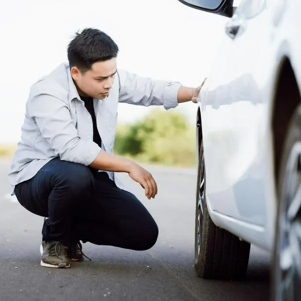 ¿Cómo saber si tengo las llantas pinchadas? No tendrá que bajarse del carro