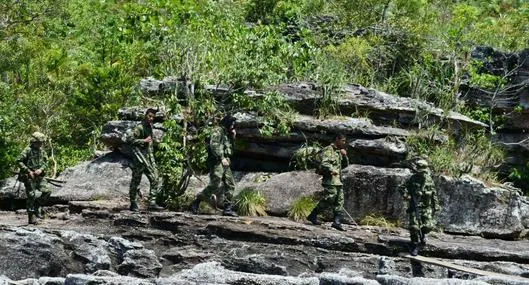 Una mujer muerta y dos soldados heridos dejó ataque con drones de disidencias en Nariño 