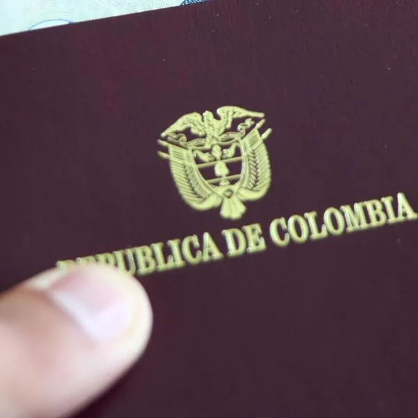¿Cómo consultar si puede obtener el pasaporte colombiano de manera gratuita