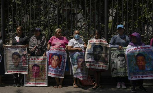 Diez años después de la desaparición de los estudiantes de Ayotzinapa, las familias siguen sin respuestas