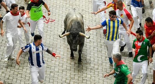 Imagen de referencia de lo que es un encierro de toros. En una de esas celebraciones en España, uno de esos animales mató a un abuelo que estaba de espectador