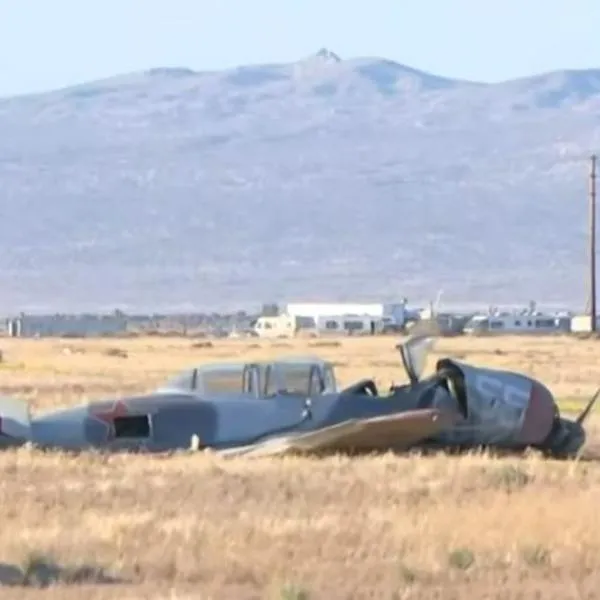 Así terminó el accidente en el que dos avionetas chocaron en el aire en California. Un piloto murió