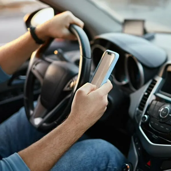 ¿Cuánto es la multa por usar el celular o pantalla mientras maneja 2024?