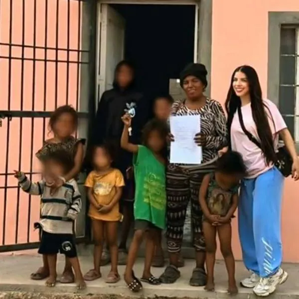 Influencer Ángela Zambrano regaló casa a mujer y sus 11 hijos, vivían en basurero