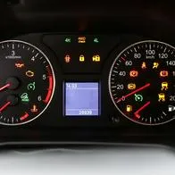 ¿Qué significa un carro con un candado en el tablero? 