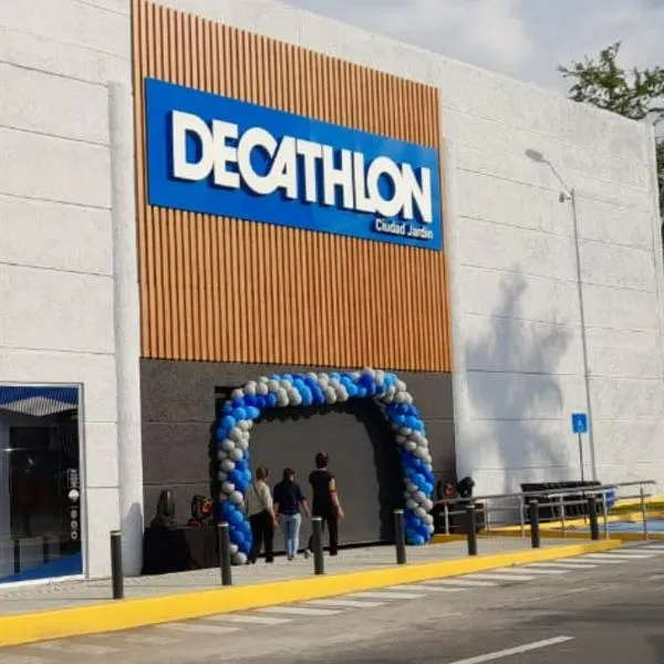 Foto de Decathlon, en nota de que la empresa lanzó descuento por ejercicio en Francia; en Colombia baja de precios.