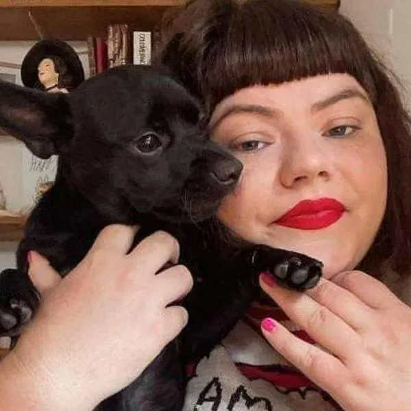 Foto de mujer con mascota, en nota de si se puede un propietario prohibir a sus inquilinos que tengan mascotas en la casa