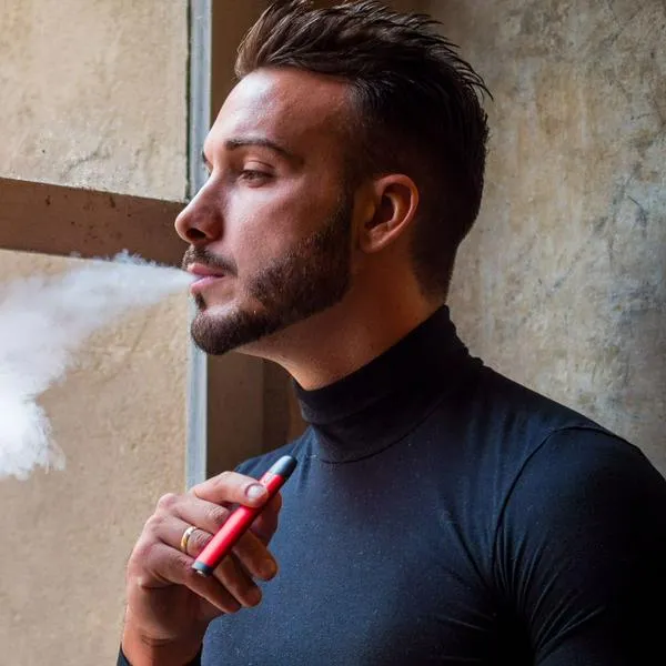 ¿Qué pasa si su vecino fuma por la ventana del apartamento, está prohibido? 