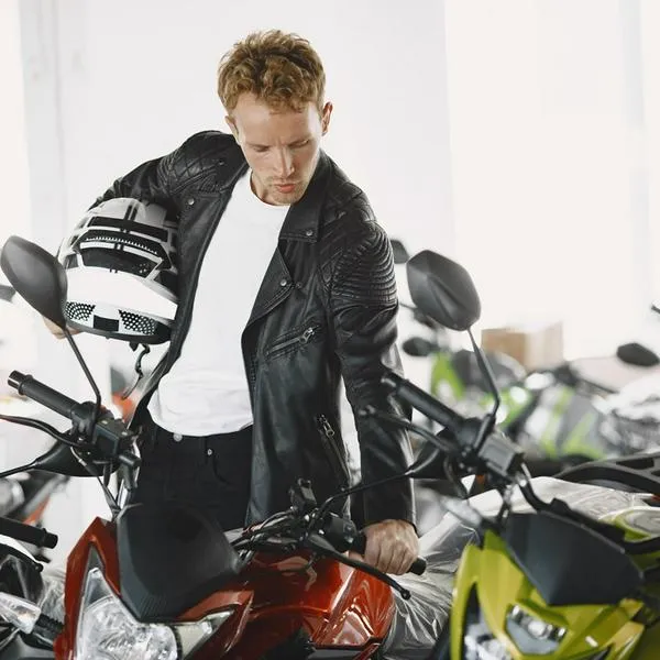 ¿Cómo elegir una moto según su altura?