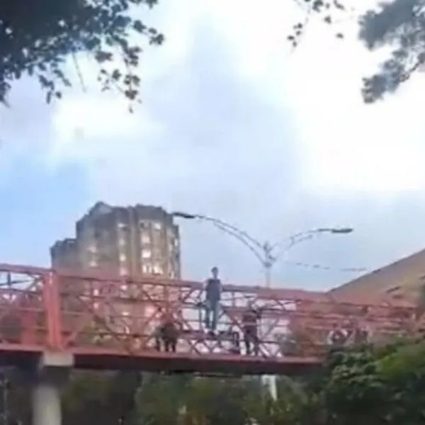 Policías en Medellín evitaron que hombre se lanzara de puente en cc Villanueva