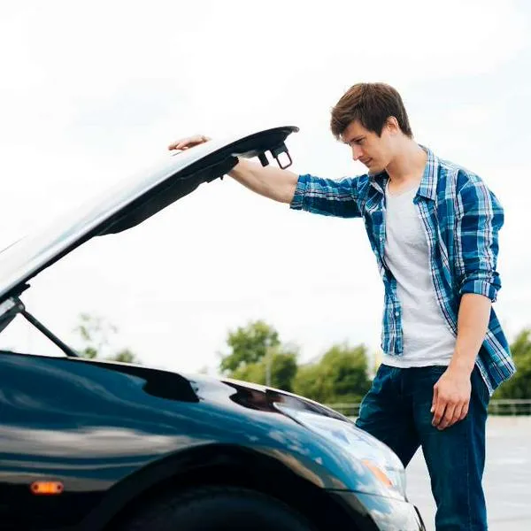 Foto de auto varado, en nota de cómo hacer que arranque un carro sin batería y sin usar pinzas, con soluciones
