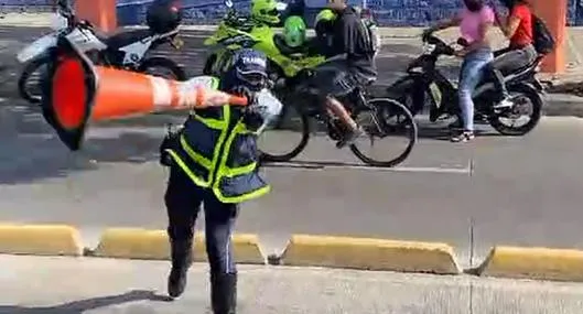 Video | Agente de tránsito lanzó un cono a un motociclista para detenerlo: hubo polémica