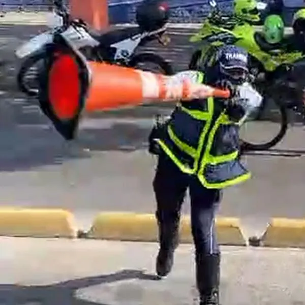 Video | Agente de tránsito lanzó un cono a un motociclista para detenerlo: hubo polémica