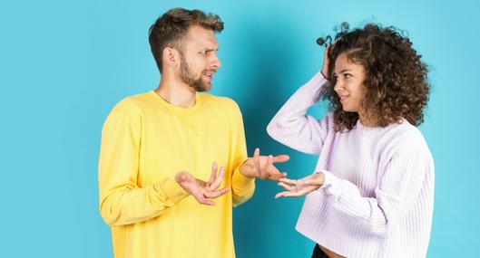 Personas confundidas, a propósito de qué provoca un 'corrientazo' cuando se toca a una persona.