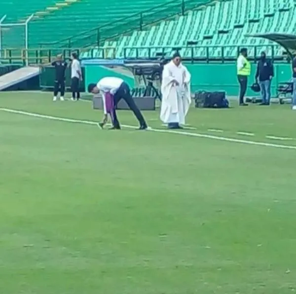 Deportivo Cali llevó a cura para que rezara la cancha y dijera si hay maldición