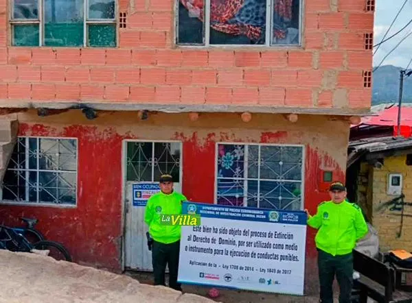 Las propiedades, avaluadas en más de $900 millones de pesos, estaban directamente relacionadas con actividades ilícitas como el expendio de estupefacientes y la receptación de bienes robados. Los bienes serán administrados por la SAE.