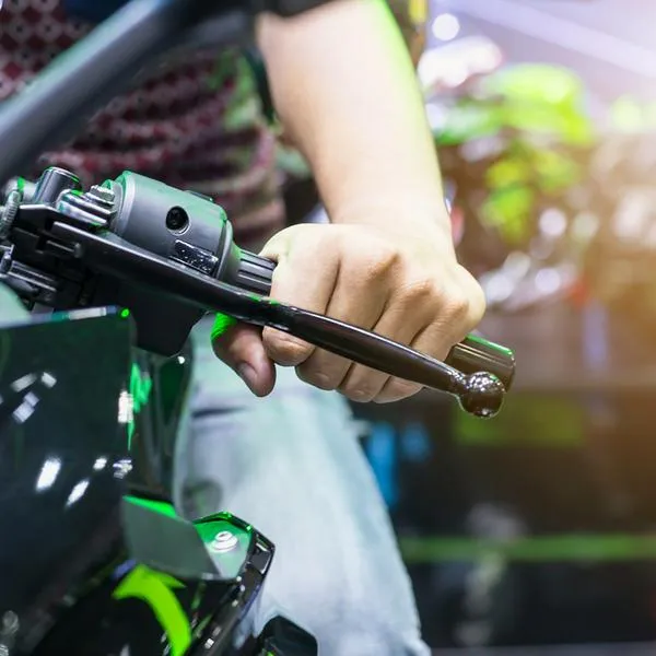 ¿Por qué la moto se acelera sola al arrancar? 