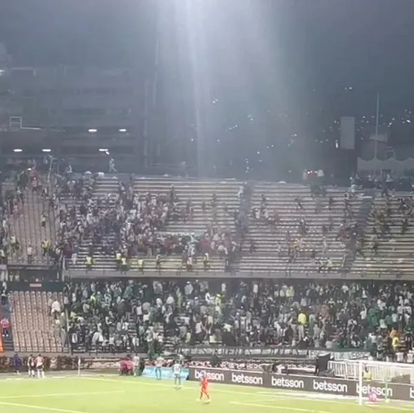 Pelea de hinchas de Nacional y Junior en el Atanasio Girardot: videos